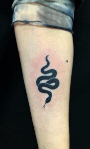 蛇シルエットのワンポイントTattoo(タトゥー)の画像