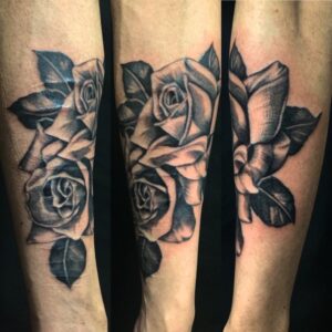 薔薇・ブラック&グレーのワンポイントTattoo(タトゥー)の画像