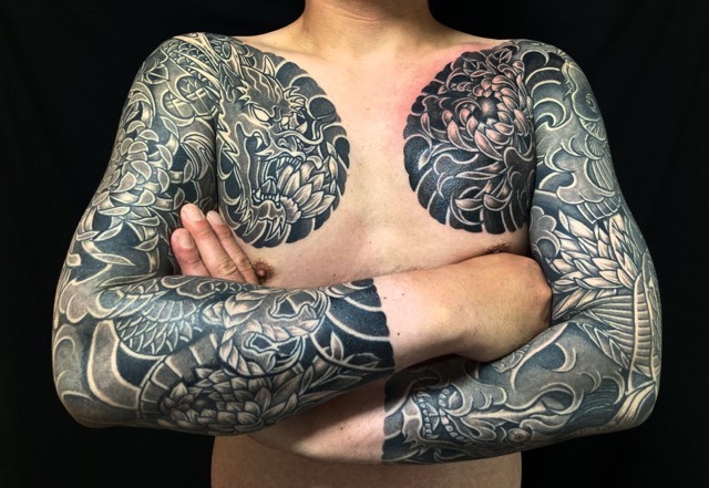 阿形の龍・菊散らし・金魚・七分袖の刺青、和彫り(Japanese Tattoo・タトゥー)の画像