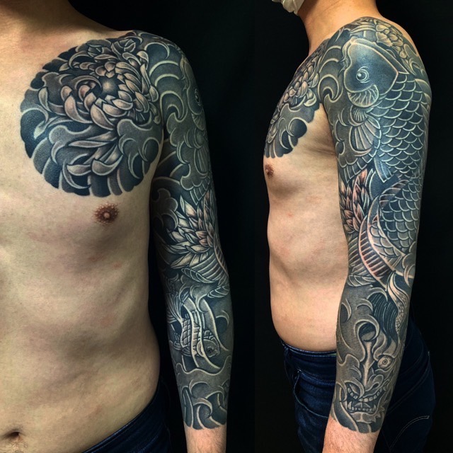 登り鯉・鬼・金魚・菊散らし・カバーアップの刺青、和彫り(Japanese Tattoo・タトゥー)の画像