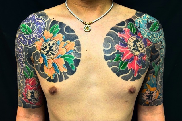 牡丹・仁王・漢字・額彫り五分袖の刺青、和彫り(Japanese Tattoo・タトゥー)の画像