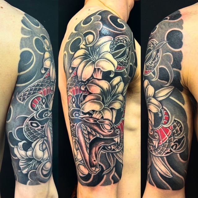 蛇・百合(肩彫り五分袖)の刺青、和彫り(Japanese Tattoo・タトゥー)の画像