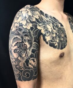 虎(阿吽)・牡丹・五分袖の刺青、和彫り(Japanese Tattoo・タトゥー)の画像