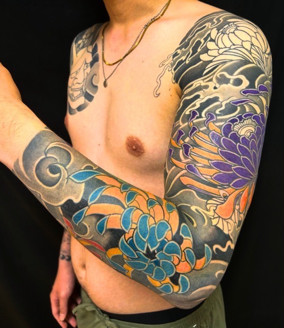 菊散らし・長袖・リメイクの刺青、和彫り(Japanese Tattoo・タトゥー)の画像