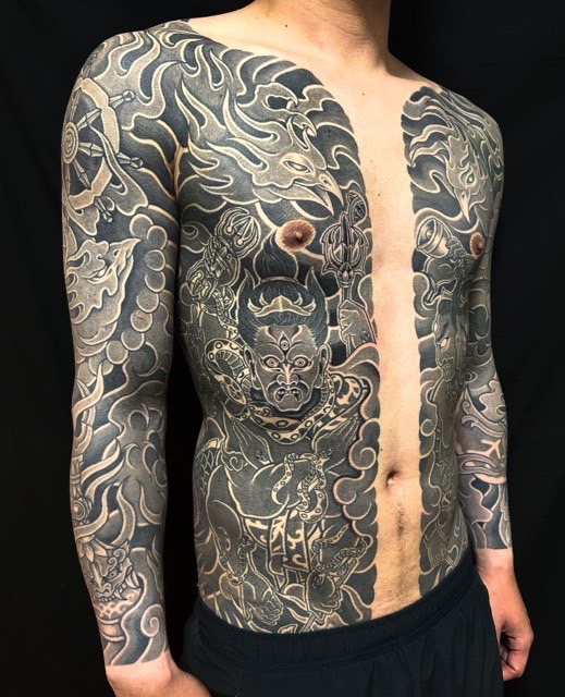 軍荼利明王・迦楼羅炎・胸割り長袖の刺青、和彫り(Japanese Tattoo・タトゥー)の画像