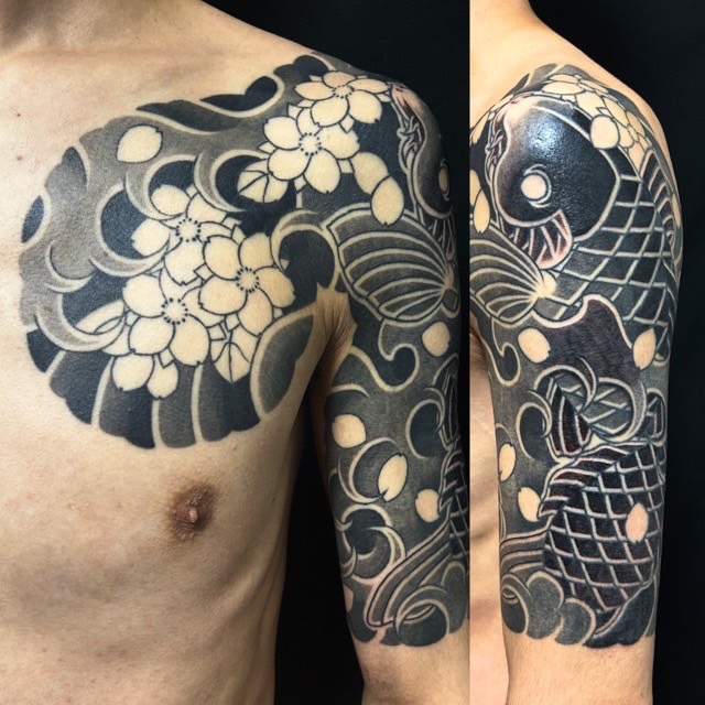 登り鯉・桜花・五分袖の刺青、和彫り(Japanese Tattoo・タトゥー)の画像