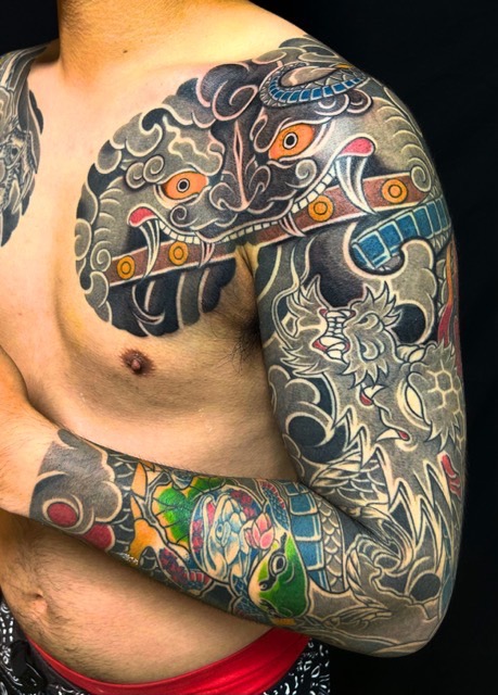 水門・龍・蛙・額彫り長袖の刺青、和彫り(Japanese Tattoo・タトゥー)の画像