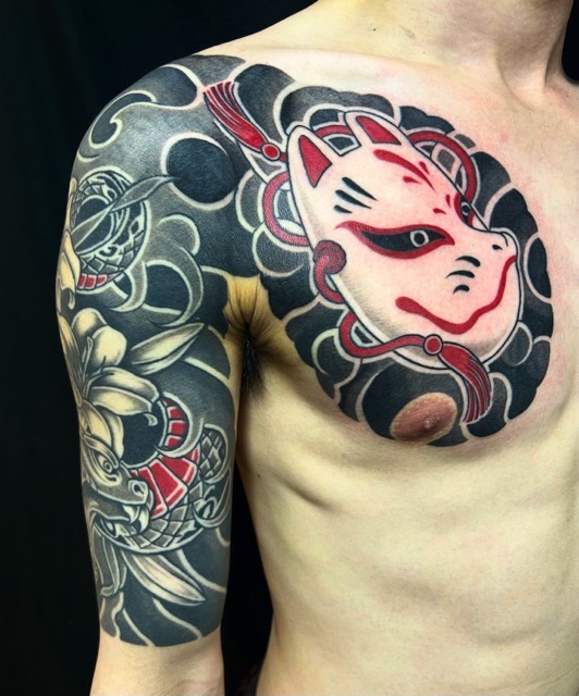 狐面・蛇・百合・五分袖の刺青、和彫り(Japanese Tattoo・タトゥー)の画像