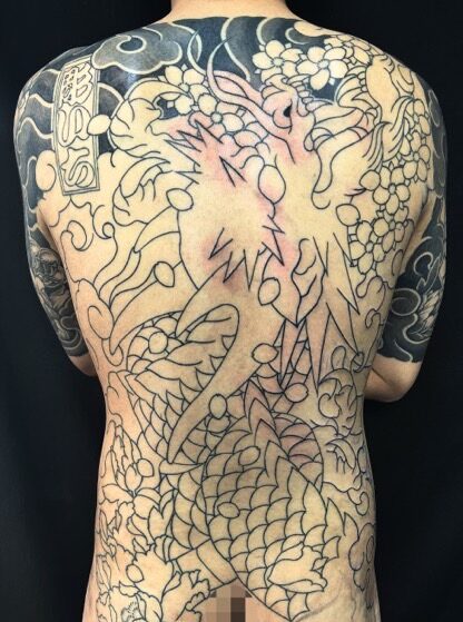 昇龍・桜花・牡丹・額彫りの刺青、和彫り(Japanese Tattoo・タトゥー)の画像
