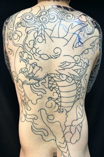 麒麟・額彫りの刺青、和彫り(Japanese Tattoo・タトゥー)の画像