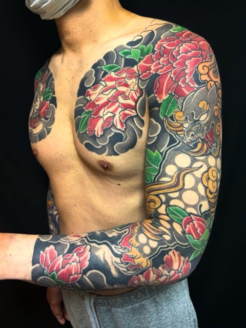 唐獅子・牡丹・八分袖の刺青、和彫り(Japanese Tattoo・タトゥー)の画像