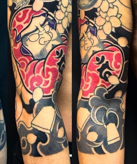 達磨・将棋駒・桜花・額彫りの刺青、和彫り(Japanese Tattoo・タトゥー)の画像
