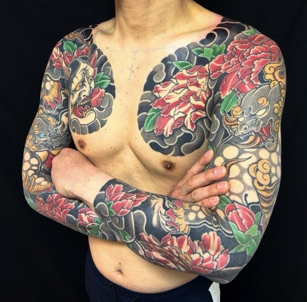 唐獅子・牡丹・般若面・長袖の刺青、和彫り(Japanese Tattoo・タトゥー)の画像
