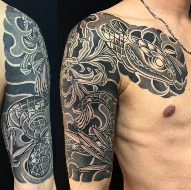 蛇・彼岸花(額彫り五分袖)の刺青、和彫り(Japanese Tattoo・タトゥー)の画像
