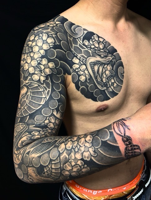 蛇・花水木・百足(ムカデ)の刺青、和彫り(Japanese Tattoo・タトゥー)の画像