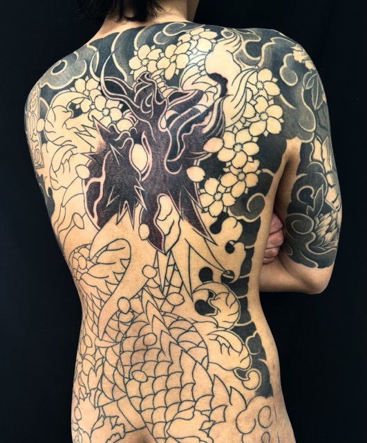 龍・桜花・牡丹・額彫りの刺青、和彫り(Japanese Tattoo・タトゥー)の画像