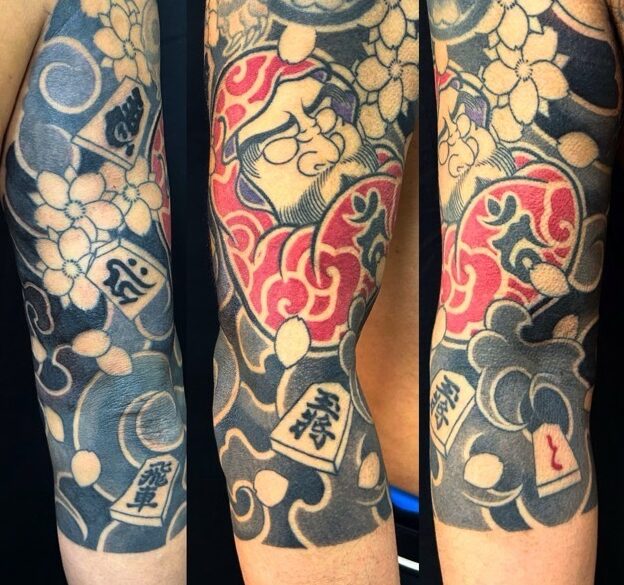 達磨・桜花・将棋駒(七分袖)の刺青、和彫り(Japanese Tattoo・タトゥー)の画像