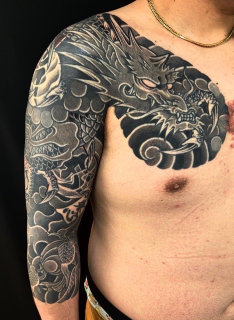 龍・金魚・梵字水晶(七分袖)の刺青、和彫り(Japanese Tattoo・タトゥー)の画像