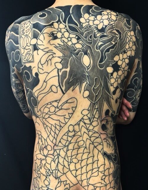 昇り龍・桜花・牡丹(背中額彫り)の刺青、和彫り(Japanese Tattoo・タトゥー)の画像