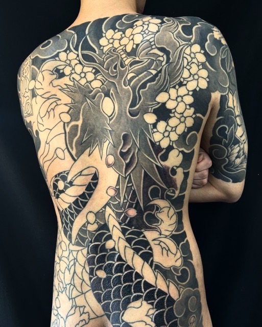 昇り龍・桜花・牡丹(額彫り)の刺青、和彫り(Japanese Tattoo・タトゥー)の画像