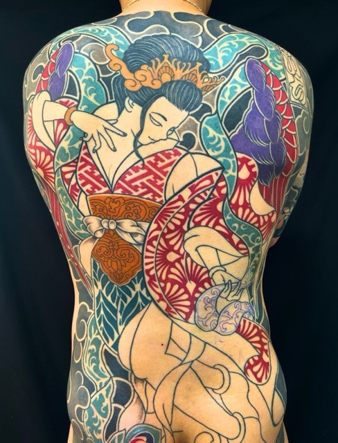 羽衣天女・双頭蓮・三本足の蛙(額彫り)の刺青、和彫り(Japanese Tattoo・タトゥー)の画像