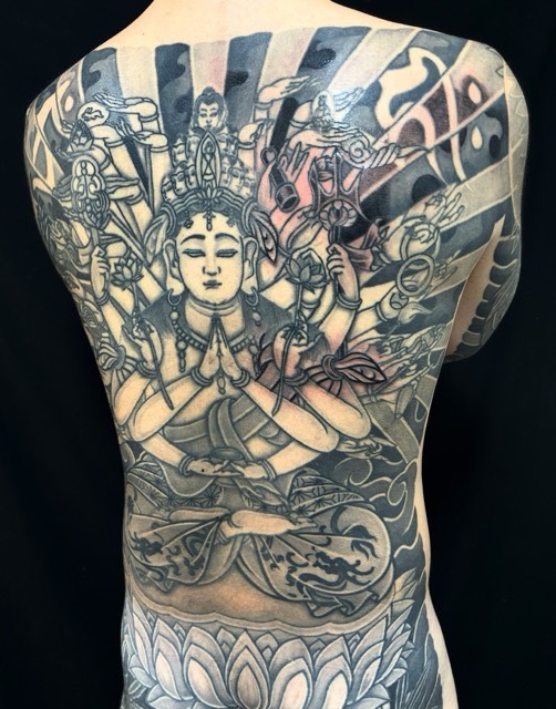 千手観世音菩薩(額彫り)の刺青、和彫り(Japanese Tattoo・タトゥー)の画像