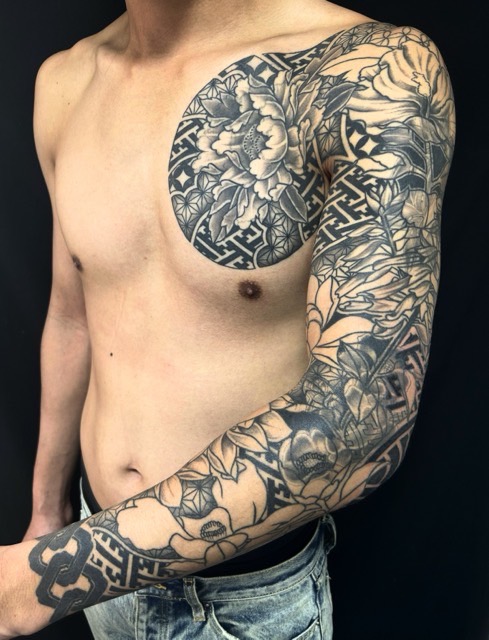 日本伝統模様・花尽くし・カバーアップの刺青、和彫り(Japanese Tattoo・タトゥー)の画像