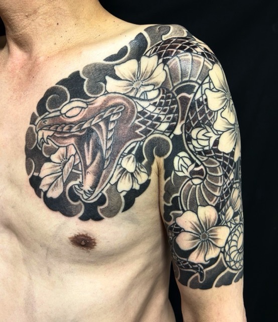 蛇・秋桜(コスモス)・五分袖の刺青、和彫り(Japanese Tattoo・タトゥー)の画像