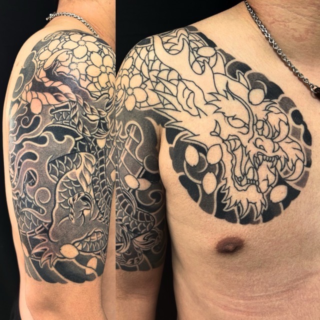 龍(阿形)・桜花(五分袖)の刺青、和彫り(Japanese Tattoo・タトゥー)の画像