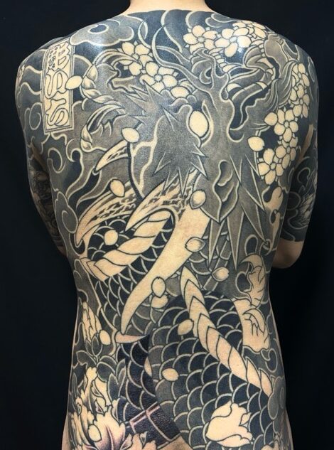 昇龍・桜花(額彫り)の刺青、和彫り(Japanese Tattoo・タトゥー)の画像