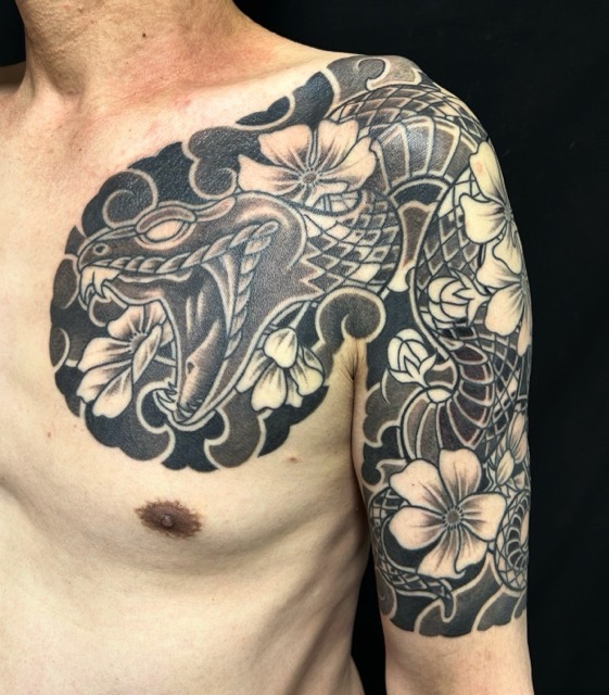 コスモス(秋桜)・蛇(五分袖)の刺青、和彫り(Japanese Tattoo・タトゥー)の画像