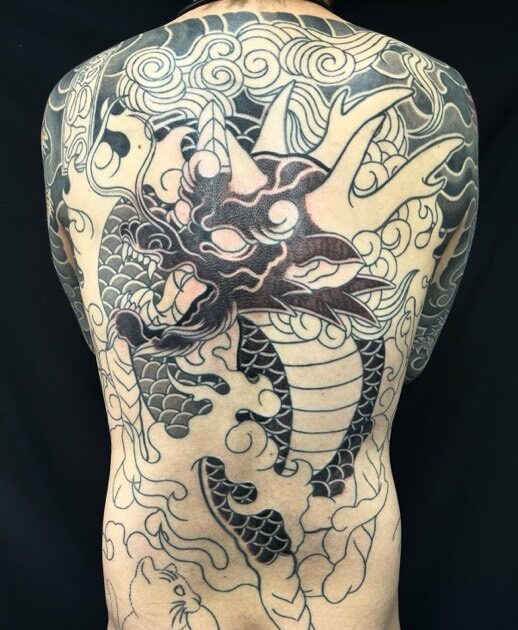 麒麟・猫に小判(額彫り)の刺青、和彫り(Japanese Tattoo・タトゥー)の画像