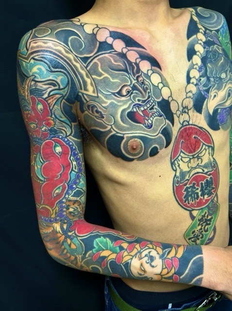 獅子口・鬼・大黒天・達磨・お守り・菊・数珠・カバーアップの刺青、和彫り(Japanese Tattoo・タトゥー)の画像
