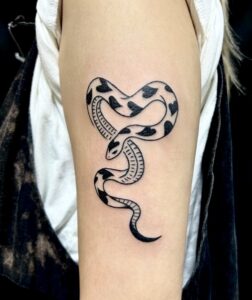 のワンポイントTattoo(タトゥー)の画像蛇(ハート模様)