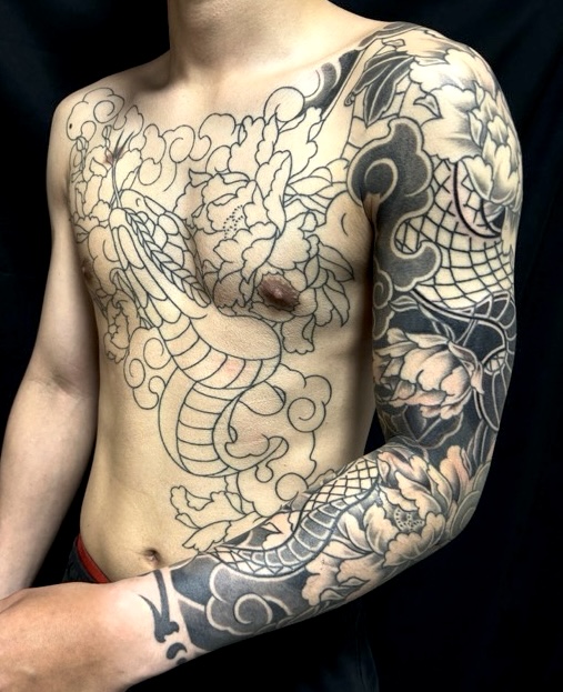 蛇・牡丹散らし・梵字の刺青、和彫り(Japanese Tattoo・タトゥー)の画像