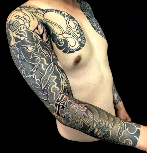 仁王・鳳凰・打ち出の小槌(長袖)の刺青、和彫り(Japanese Tattoo・タトゥー)の画像