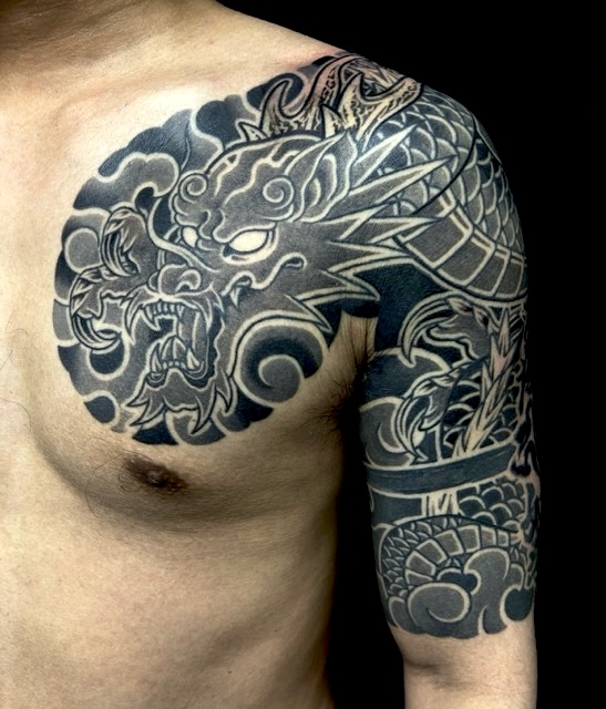 龍・毛筆漢字(五分袖)の刺青、和彫り(Japanese Tattoo・タトゥー)の画像