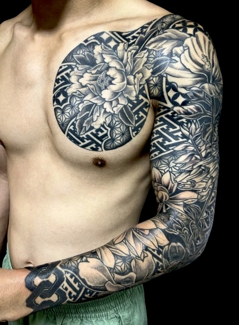日本伝統模様・花尽くし・カバーアップの刺青、和彫り(Japanese Tattoo・タトゥー)の画像