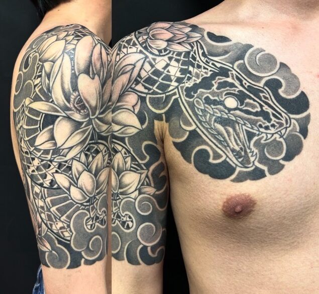 蛇・蓮の花(五分袖)の刺青、和彫り(Japanese Tattoo・タトゥー)の画像