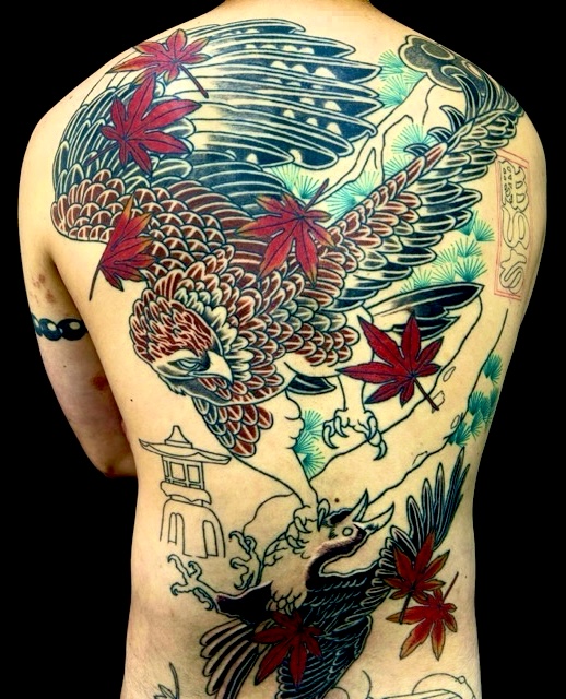 鷹・烏・松・紅葉・庭(背中抜き彫り)の刺青、和彫り(Japanese Tattoo・タトゥー)の画像