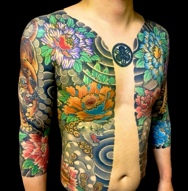 虎・唐獅子・牡丹散らし(胸割り七分袖)の刺青、和彫り(Japanese Tattoo・タトゥー)の画像