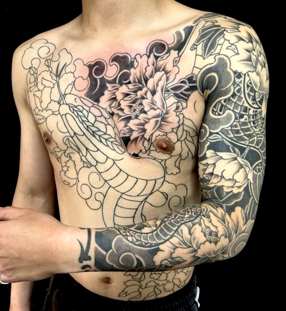 蛇・牡丹散らし・梵字の刺青、和彫り(Japanese Tattoo・タトゥー)の画像