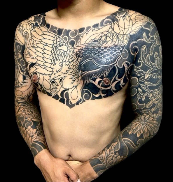 鳳凰・菊・カバーアップ(額彫り)の刺青、和彫り(Japanese Tattoo・タトゥー)の画像