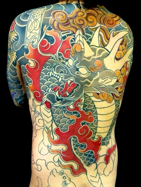 麒麟・招き猫(額彫り)の刺青、和彫り(Japanese Tattoo・タトゥー)の画像