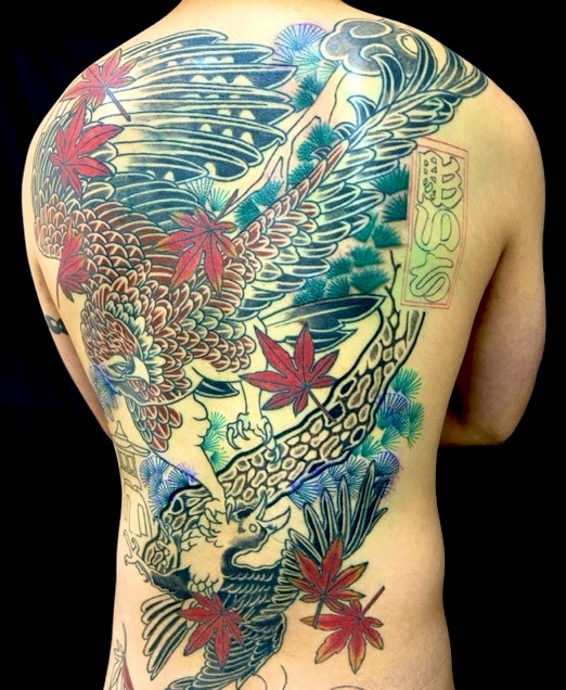 鷹・烏・松・紅葉・庭(背中抜き彫り)の刺青、和彫り(Japanese Tattoo・タトゥー)の画像