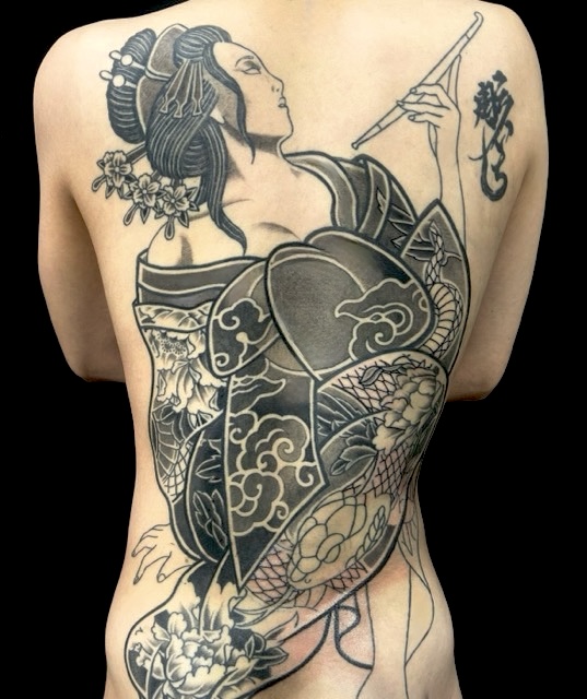 花魁(背中抜き彫り)の刺青、和彫り(Japanese Tattoo・タトゥー)の画像