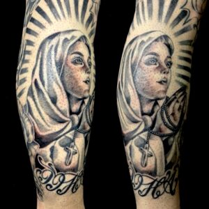 聖母マリア・ロザリオ・レタリングのワンポイントTattoo(タトゥー)の画像