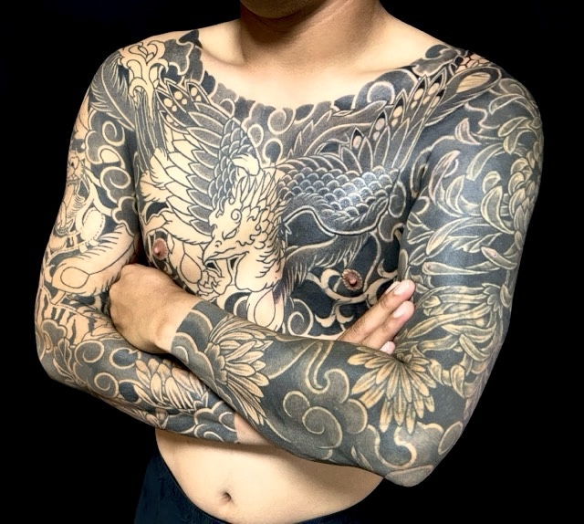鳳凰・菊散らし・カバーアップ(長袖)の刺青、和彫り(Japanese Tattoo・タトゥー)の画像