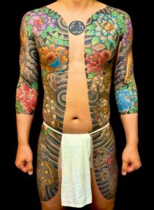 唐獅子・麒麟・虎・牡丹散らし・家紋(胸割り七分袖)の刺青、和彫り(Japanese Tattoo・タトゥー)の画像