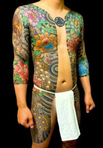 唐獅子・麒麟・虎・牡丹散らし・家紋(胸割り七分袖)の刺青、和彫り(Japanese Tattoo・タトゥー)の画像